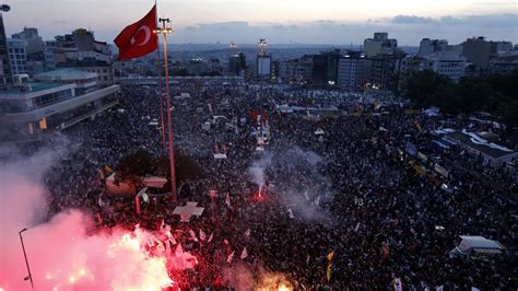 De Gezi Park Protesten: De ontbranding van burgerlijke ontevredenheid tegen een overheersend islamitisch beleid en de verdediging van seculiere waarden in Turkije