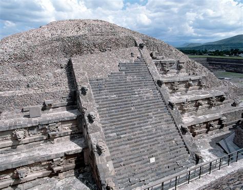 De Tempelcomplex van Teotihuacán: Ouderdomsmythen en een Mythische Transformatie tijdens de Klassieke Periode